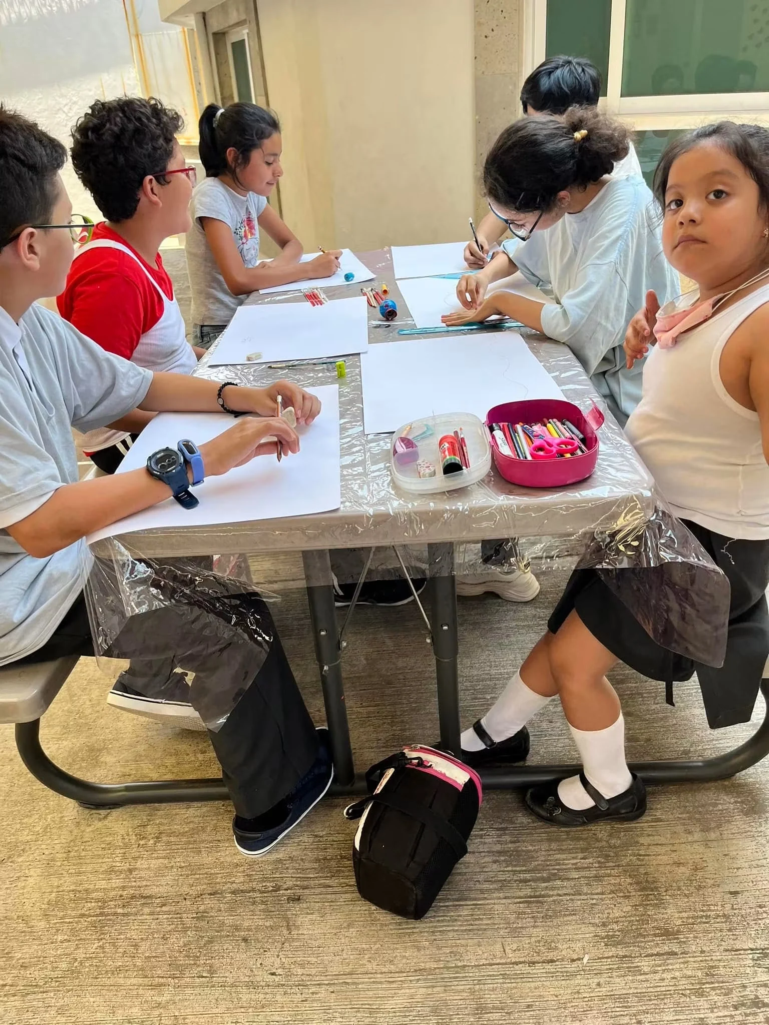 Alumnos participando en actividades creativas en el Colegio Inglés de Cuernavaca