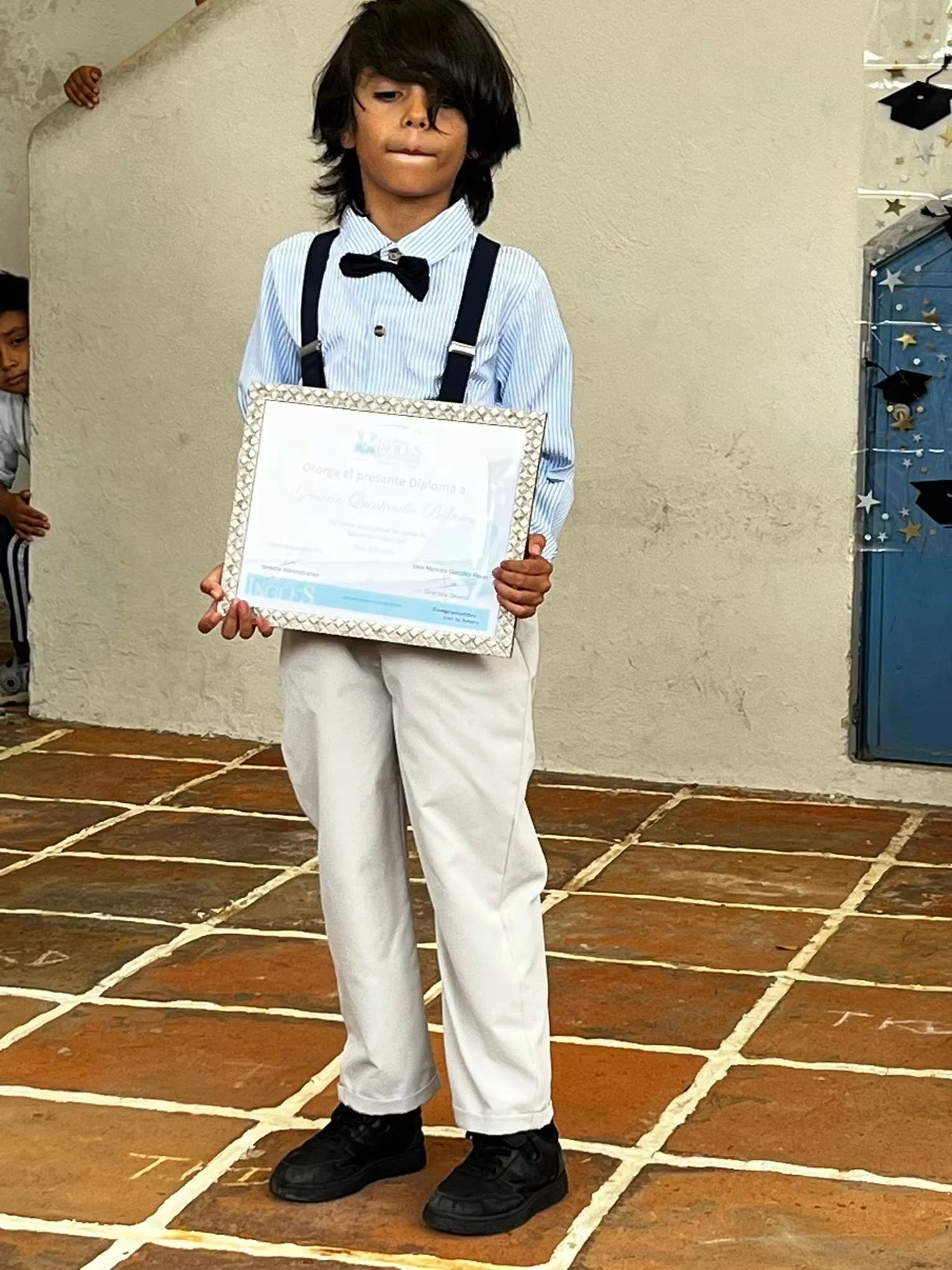 Alumno graduado con diploma